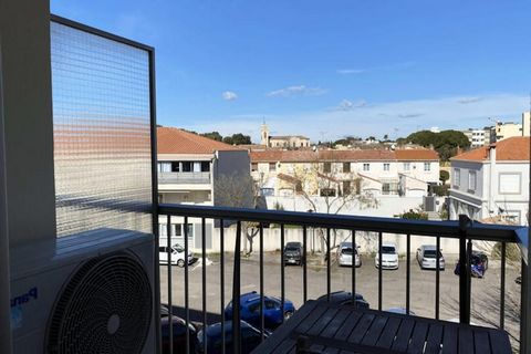 Deze gezellige studio is ideaal gelegen nabij het serene Charles de Gaulle Park en biedt een comfortabele en praktische woonruimte. Het appartement beschikt over een woonruimte met een tweepersoonsbed dat uitkomt op een eigen balkon, een aparte keuke...