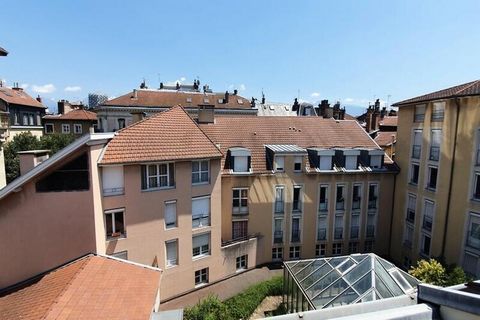 Preciosa T2 reformada en el edificio más bonito de Grenoble. Último piso con ascensor ❤️. ⭐ Descubra nuestra acogedora T2 ubicada en la rue des Clercs en Grenoble.  -------------------------------------------------- ---------------------------------...