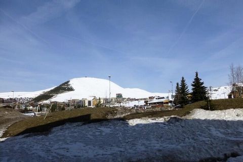 Cet appartement de vacances chaleureux offre un séjour confortable avec de nombreux équipements, dont un salon avec deux canapés-lits et un lit gigogne, idéal pour accueillir jusqu'à cinq personnes. Les animaux domestiques sont les bienvenus sans fra...