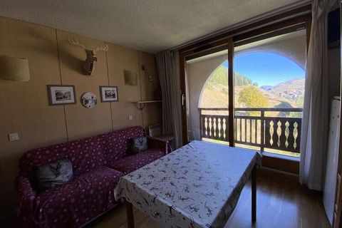 Boost your mountain vacation in Les 2 Alpes with this exquisite, renovated two-room apartment, offering an ideal retreat for a family or small group. The apartment accommodates up to 4 guests, with a cozy mountain corner featuring two bunk beds. The ...