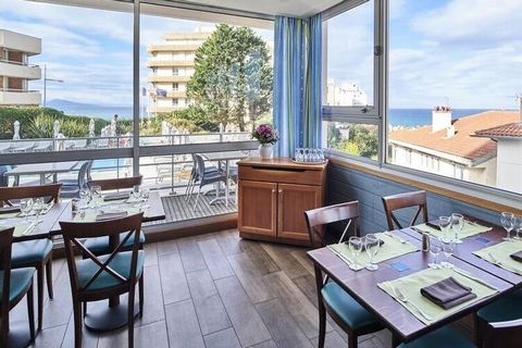 Das Le Grand Large Hotel Residence liegt ideal, nur 10 Gehminuten vom Strand entfernt, wo Sie ein wahres Surferparadies sowie die unmittelbare Nähe zum Hafen und zum Stadtzentrum genießen können. Die Residenz bietet funktionale Apartments, ein Restau...