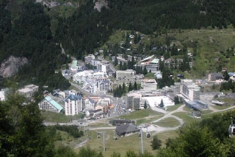 Questo monolocale affascinante e confortevole situato a Gourette, in montagna, è idealmente situato nel centro della località. A soli 20m dal centro della località, a 150m da negozi, piste e scuole di sci, offre una posizione ideale per vivere appien...