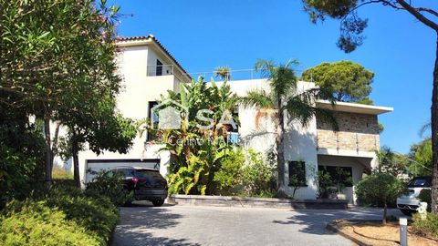 LE BRUSC-Luxe, volumes, et élégance à deux pas de la mer- Villa contemporaine de plus de 300 m2 rare sur le secteur recherché du Brusc