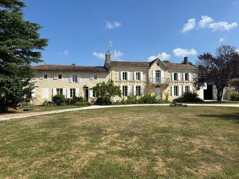 Une maison grandiose, spacieuse et absolument magnifique, offrant des vues superbes.