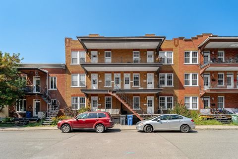 RARE find in Cité-Limoilou! Beautiful condo in a 6-unit building, impeccably maintained. Two spacious bedrooms, bright office, and double living room. Front balcony, stunning rear terrace, and basement storage. Enjoy the neighborhood's authentic char...