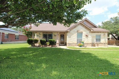 Luxurious Flair! Sensitively designed single-level. Entertain with aplomb in this well-maintained, fenced residence. Glamorous home where the good life flourishes. 3 bedrooms, 2 baths with a office/study. One look says it all when you take in this ho...