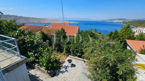 Location: Primorsko-goranska županija, Kraljevica, Kraljevica. HOUSE BY THE SEA WITH TWO SEPARATE UNITS For sale is a detached house of 110 m², located near the beaches and a famous summer resort. This property offers a beautiful view of the sea and ...