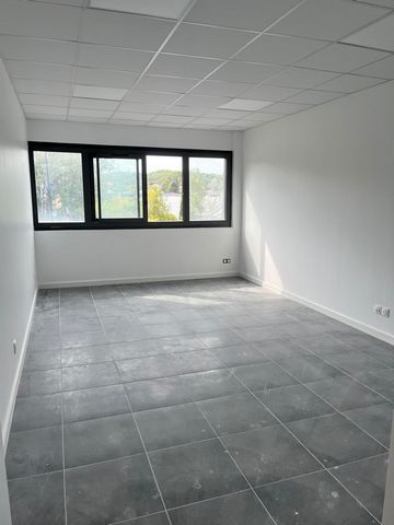 Local de 22m2 + salle d'attente