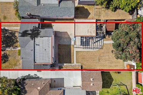 Available for the first time in decades in prime Del Rey comes a fantastic opportunity for developers, investors, or owner-users. Situated on a prime tree-lined street in a great residential pocket, just moments from top restaurants, shops, and neigh...