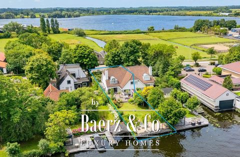 Heerlijk wonen aan het water.. Op een centrale locatie ligt deze royale half vrijstaande villa met een onder architectuur aangelegde tuin én een eigen aanlegsteiger van maar liefst 10 meter breed. Vanuit je achtertuin vaar je zo met de sloep over de ...