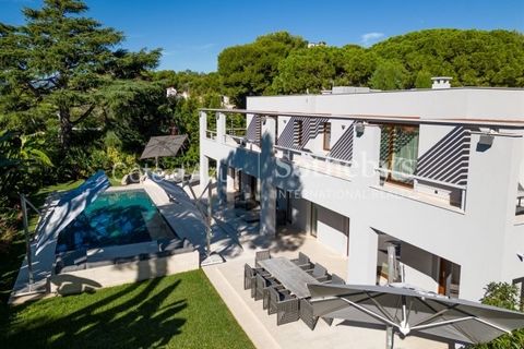 Эта современная вилла, великолепно расположенная на западной стороне полуострова Сен-Жан-Кап-Ферра, обеспечивает максимальную конфиденциальность в непосредственной близости от отеля 4 Seasons. Эта просторная и роскошная резиденция площадью 412 квадра...