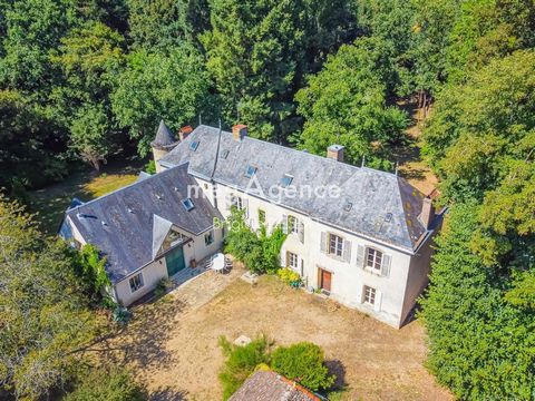 Maison de Maître à rénover sur 10 hectares boisés.