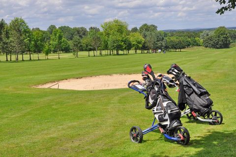 Situé à Saint-Hilaire-de-Gondilly (18320), ce golf/restaurant bénéficie d'un emplacement idéal au milieu de la campagne pour se ressourcer . Le golf de 9 trous s'étend sur une surface de 185000 m², homologué pour 18 trous si vous souhaitez l'agrandir...