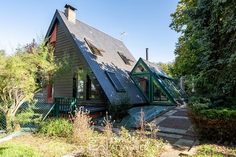 Située à Trangé, cette maison d'architecte atypique séduit par son design contemporain et ses volumes généreux. Développant environ 160 m2 sur un terrain arboré de près de 2 700 m2, elle se distingue par son toit en pente affirmé et ses larges ouvert...