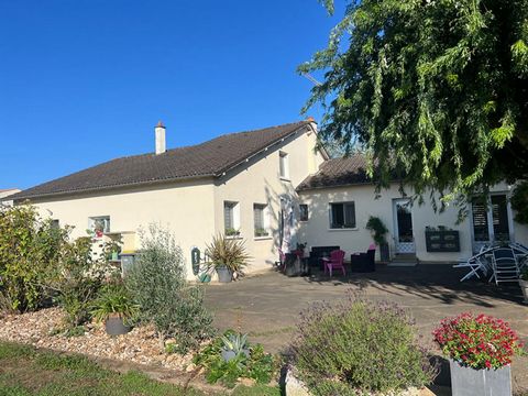 St Maixent l'école 79400 - maison de 167 m² + 2 garages sur un terrain clos de 2242 m² environ. Prix : 249 400 euros Honoraires 3.92 % TTC inclus charge acquéreur, soit 240 000 euros hors honoraires. RDC : entrée, salon (poêle à bois) SAM cuisine équ...