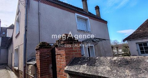 Maison de ville avec garage et cour, idéalement située à Vatan