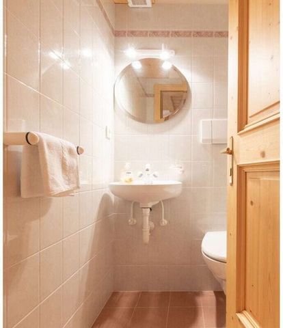 L'appartamento vacanze Latemar è dotato di cucina-soggiorno, frigorifero, lavastoviglie, fornelli elettrici, forno, bollitore, macchina per il caffè e stoviglie, TV color, oltre ad una camera doppia ed una tripla, un bagno con doccia/vasca/doccia/WC ...