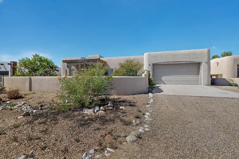 Charmantes Juwel im Südwest-Stil mit RIESIGER BONUSGARAGE! Dieses Haus mit 3 Schlafzimmern auf einem halben Hektar großen Grundstück kombiniert Komfort, Charakter und Vielseitigkeit in einer ruhigen Umgebung von New Mexico. Mit warmen architektonisch...