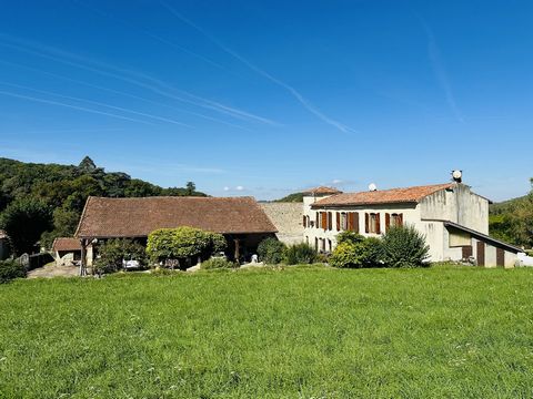 Propriété de 1772 avec dépendances et terres 09200