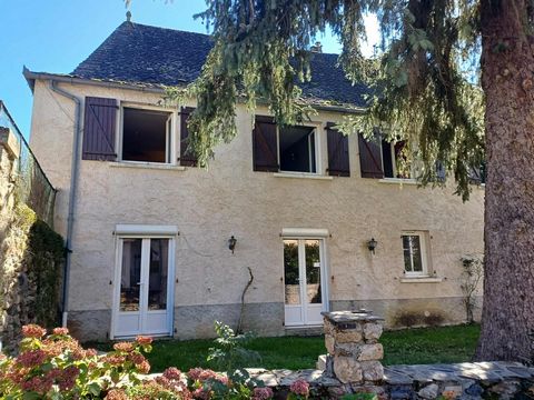 Idéalement située au cœur du village médiéval de Prévinquières à 10km de Lanuéjouls et Rieupeyroux, 30 minutes de Villefranche de Rouergue.