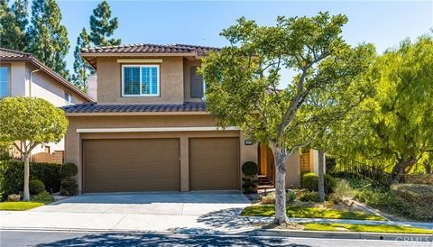 Great opportunity in the prestigious gated community of El-Dorado in Tustin Ranch. Spacious and versatile floorplan, highly upgraded with five bedrooms plus den downstairs. Open plan featuring a formal living room with vaulted ceilings, formal dining...