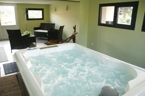 Réveillez-vous au chant des oiseaux et admirez la vue sur la forêt depuis cette maison de vacances accueillante située aux portes d'Horville-en-Ornois. Sentiers de randonnée, beauté naturelle et couchers de soleil paisibles vous attendent à deux pas....