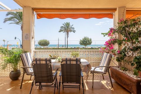 Admirez la beauté de la vue sur la mer depuis ce magnifique appartement situé à El Campello, sur la Costa Blanca. Profitez du soleil espagnol depuis la terrasse ou, si vous avez envie de vous détendre, le jardin est l'endroit idéal. Cet appartement e...