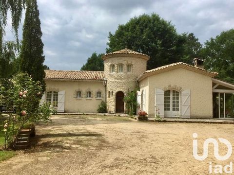 iad France - Valérie Lamarque vous propose: Dans un cadre d’exception, aux portes du Périgord, entre Bordeaux et Périgueux, je vous propose de découvrir une charmante maison d’architecte de 1974, au coeur d’une nature arborée et préservée, destinée a...