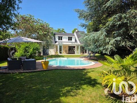 iad France - Claude Pichon vous propose: **À vendre : Belle maison familiale !** Niché dans un secteur prisé et verdoyant au Clos Prieur, cette élégante maison d'une surface total de 221 m2 habitable (168 m² loi carrez), construite en 1970, vous atte...