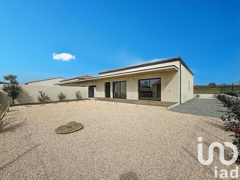 iad France - Emilie Besombes vous propose: Villa neuve de plain-pied – 3 chambres – Jardin piscinable Découvrez cette superbe villa contemporaine aux normes RE2020, alliant confort et performance énergétique. Située dans un cadre agréable, cette mais...