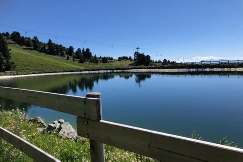 Ce charmant havre de paix de 26 m² à Chamrousse peut accueillir jusqu'à 4 personnes. Il offre une atmosphère lumineuse et chaleureuse dans un cadre alpin paisible et familial. Idéalement situé à seulement 200 mètres de la station de ski, 500 mètres d...