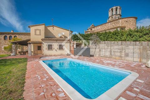 This 17th Century former Rectory for sale is located in the heart of a prestigious village of El Gironés, within close proximity to Girona city (10km), its international airport (13km) and only 30km from the beaches of the Costa Brava. The property i...