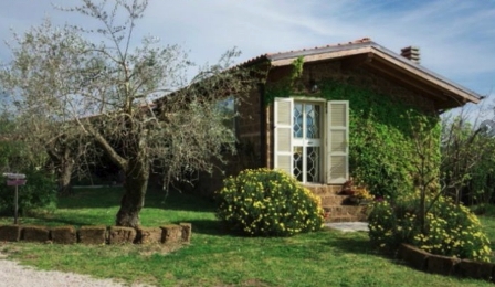 Villa with B&B in excellent condition in a private but not isolated position with views over the countryside of Tuscia, only 1 km from the medieval hamlet of Fabrica. Villa with B&B in excellent condition in a private but not isolated position with v...