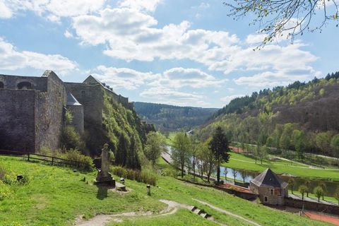 This quaint apartment is located in Sensenruth, a beautiful area of the Belgian Ardennes. Ideal for a family, it can accommodate 6 guests and has 3 bedrooms. This stay has a garden with furniture for you to lie down basking under the sun or read a bo...