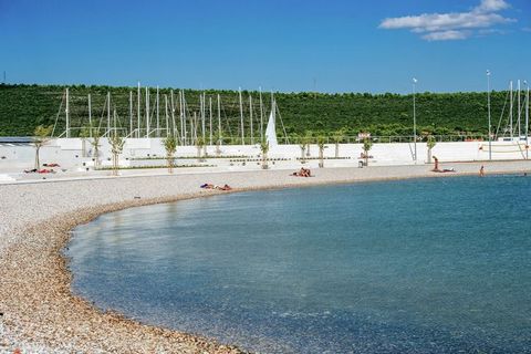 Esta encantadora casa de vacaciones está situada en un pequeño pueblo de Zemunik, a solo 12 km del casco antiguo de Zadar. El cercano aeropuerto internacional de Zadar es una base bien conocida para los transportistas aéreos de bajo coste, lo que fac...