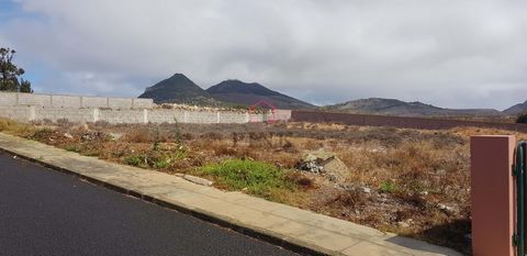Land for construction, inserted in a luxury urbanization, on the island of Porto Santo. In its surroundings, there are single-family villas, offering good access and excellent sun exposure. The plot, with 670 sqm, is fenced and is easy to build in. H...