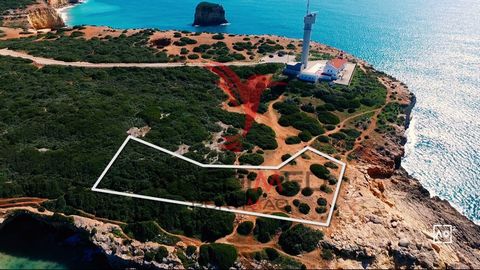 Fantastique terrain rustique, avec une situation unique et privilégiée. Situé près du phare de Ferragudo Vue magnifique sur l’océan Atlantique et situé sur une belle falaise dans la paroisse de Ferragudo. Possibilité de demander une étude (P.I.P.) . ...