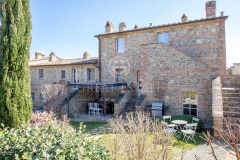 In the heart of Tuscany, a region where we find villages from every era, breathtaking landscapes, works of art, jewels of inestimable value, stands this exclusive residence which is part of a small former rural village, for a total area of ​​186 squa...