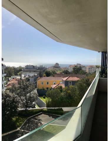 Excellent 3 bedroom apartment, in a building of contemporary architecture, with sea view and great sun exposure. Balcony with 15m2. Garage for 4 cars and concierge with security 24h. Close to the Catholic University and Empire Square. Energy Rating: ...