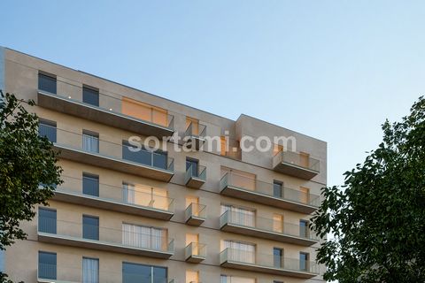 Appartamento con 3 camere da letto in una nuova avventura nel centro di Porto! Vieni a vivere in una delle zone più emblematiche della città. Inserito in un edificio ristrutturato di architettura degli anni 70. Si trova a 9 minuti a piedi da una dell...