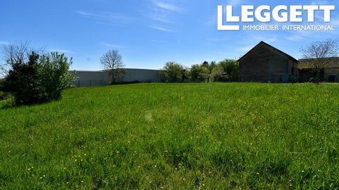 A20726LBC24 - Plot of land of 835m2 approx building area excellent access main road and trade periphery of the municipality of Thenon. Access to D6089 and A89, station served by trains between Brive la Gaillarde and Perigueux Information about risks ...