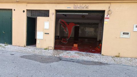 This warehouse for sale in Massamá, located in the Iberopa building near all kinds of commerce and services was built in 1995 and has 1 full toilet and a floor area of 77.00 m². It has single-phase and three-phase electricity, water runoff. It has Al...