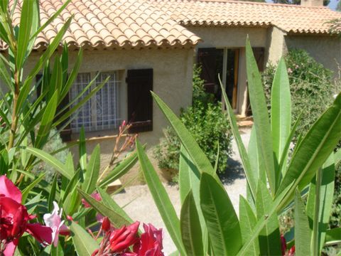 This beautiful provincial villa is located in a holiday park on the Cote d'Azur, in the village of Saint Maxime. The park is composed of various homes all with a private garden set among beautiful nature. There is a large swimming pool (20mx10m) and ...