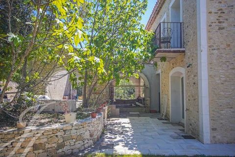 Your real estate agency in Luberon John-Taylor proposes you to discover this property nestled in an idyllic environment and which offers a great potential. Ideally located in Venasque and set on a 0,865 acres lot, this self-build but unfinished home ...
