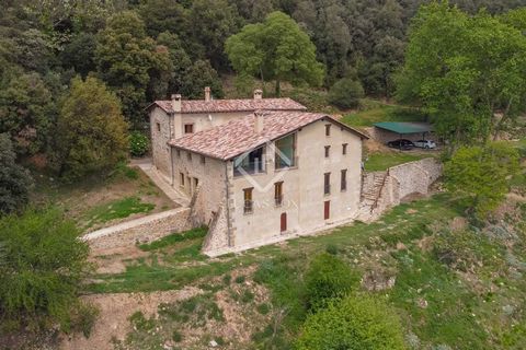 Lucas Fox is pleased to present this iconic building, located in the heart of a volcanic area of La Garrotxa and surrounded by an idyllic landscape completely covered in vegetation and forest. The building is positioned at about 650 meters above sea ...