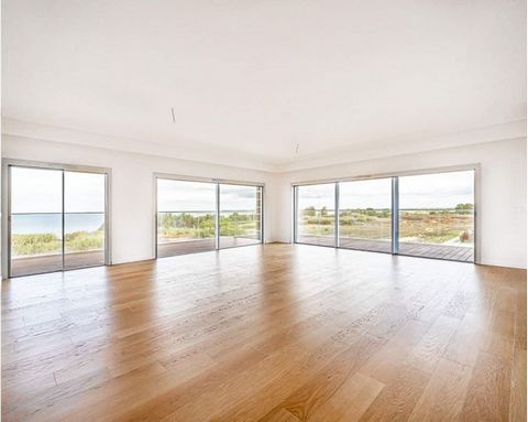 Alcochete (AM Lisbon). Apartment with 3 large bedrooms and large terraces, has an excellent solar exposition and a privileged situation on the complex, guaranteeing river views. In TAGUSBAY, private condominium you can enjoy the swimming pools, the g...