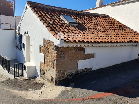 The property, located in the Tenerife municipality of Granadilla de Abona, consists of 87 m2 in which there is a house of 70 m2 distributed in bedroom, living room, kitchen, small attic, bathroom and terrace. Granadilla de Abona is a municipality in ...