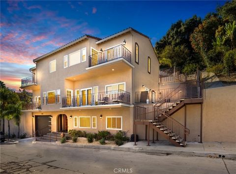 This stunning 6-bedroom 4.5 bath house has views from every room. Whether it's from the multiple balconies or inside, you'll love what you see. Located in a beautiful neighborhood on a quite Cul-D-Sac, right in the heart of Sherman Oaks' charm. The f...