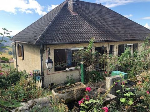 House sector LE CERGNE 42460 . ROANNE A 25 MINUTES close to course 69.Large house with views, on 3 levels of 120m2. Living room / living room with fireplace, kitchen, 3 bedrooms possibility enlargement of the attic, bathroom, toilet. Terrace with ver...