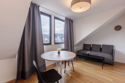 DACHGESCHOSS STUDIO Unser Dachgeschossstudio bietet mit 28 qm Wohnfläche Platz für bis zu zwei Personen. - Bad mit Duschkabine - Separate kleine Küche mit einer Mikrowelle inkl. Backofenfunktion, Kühlschrank und Spüle - Nespresso Kaffeemaschine - Kos...